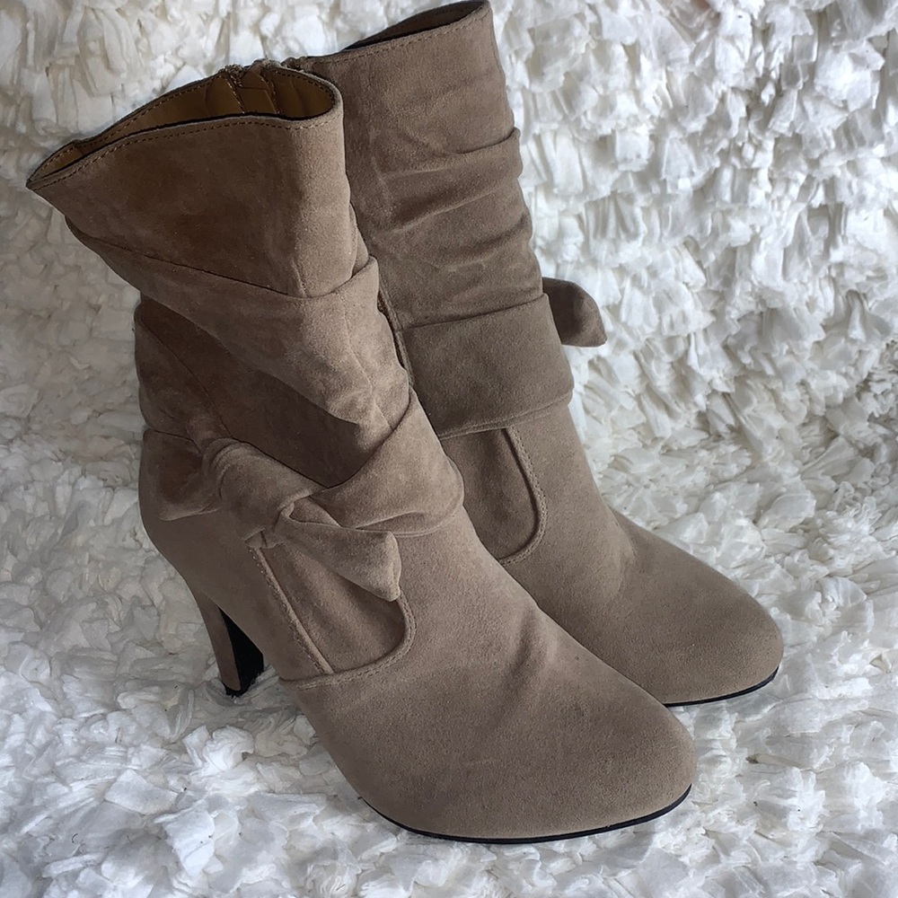 Venus Size 6 boots